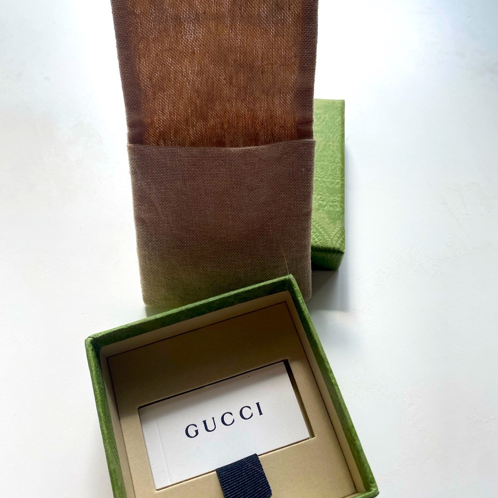 Beautiful Gucci necklace. Excellent condition with original box.